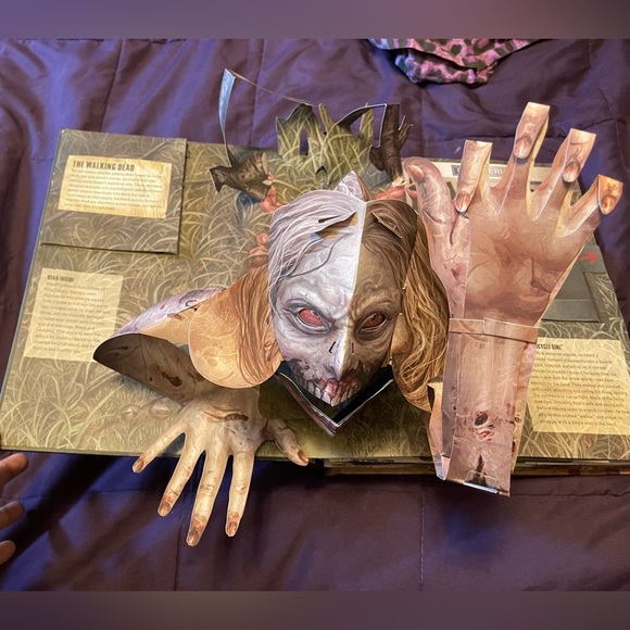 AMCs The Walking Dead Pop-Up Book - Picture 2 of 8